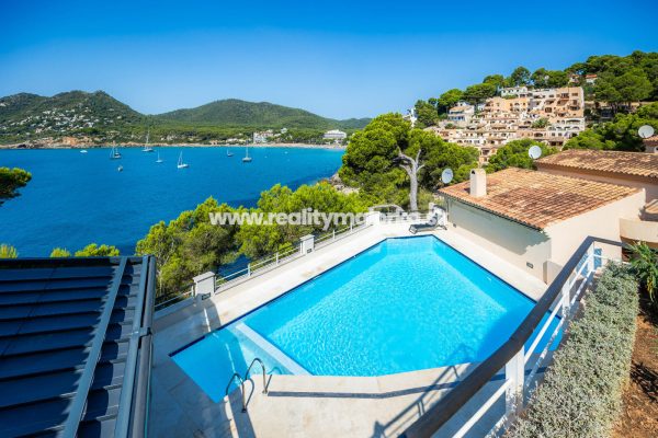 Na predaj apartmán s nádherným výhľadom na more a spoločným bazénom v Canyamel, Malorka